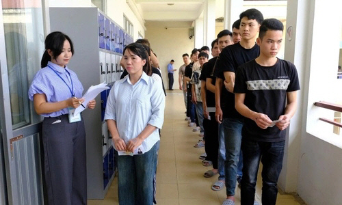 5일(현지시간) 베트남 하노이에서 열린 한국 고용허가제 대상자 선발을 위한 한국어 능력시험에 응시하는 베트남 사람들.<VN익스프레스 홈페이지 캡처, 연합뉴스>